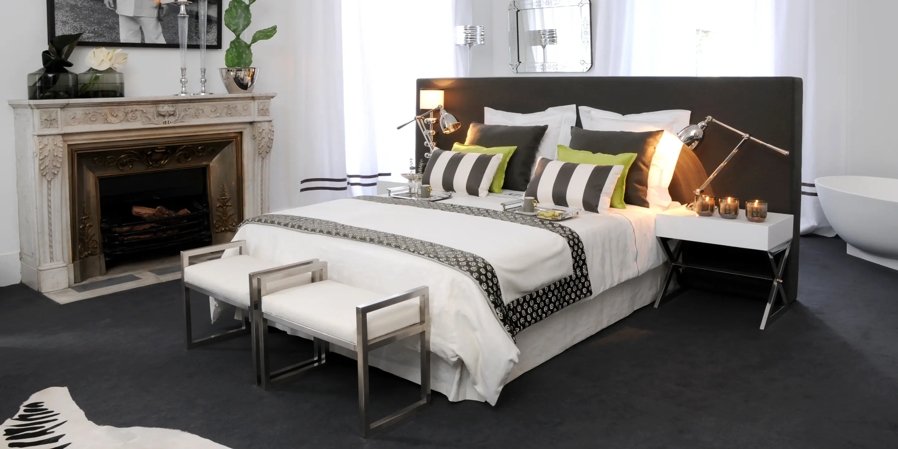 Projeto de arquitetura de interiores e decoração de suite em boutique hotel em Lisboa. Suite em tons de cinza e branco em que o mobiliário contemporâneo contrasta harmoniosamente com os detalhes arquitetônicos dos tetos decorados.