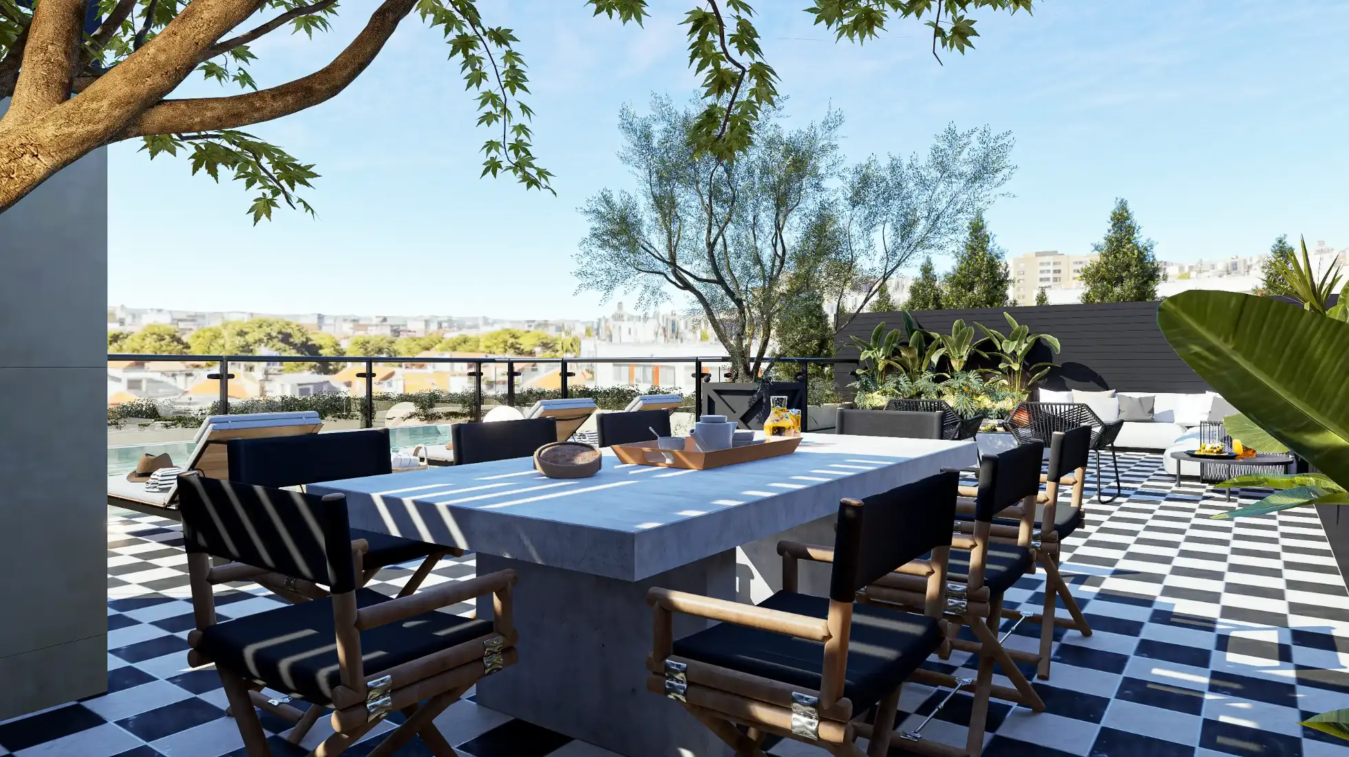 Zona de refeições de terraço com deslumbrante vista sobre Lisboa totalmente remodelado pela Margarida Bugarim Interiores Zona de refeições de terraço com mesa em fibra cinza e cadeiras de realizador, pavimento em xadrez preto e branco e vegetação tropical a contornar